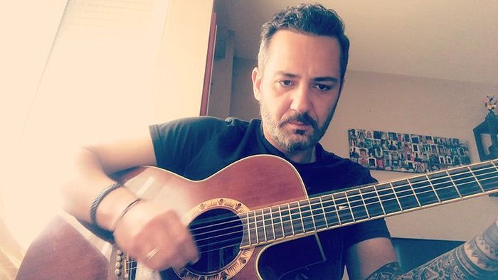 Alejandro Parreño tocando la guitarra