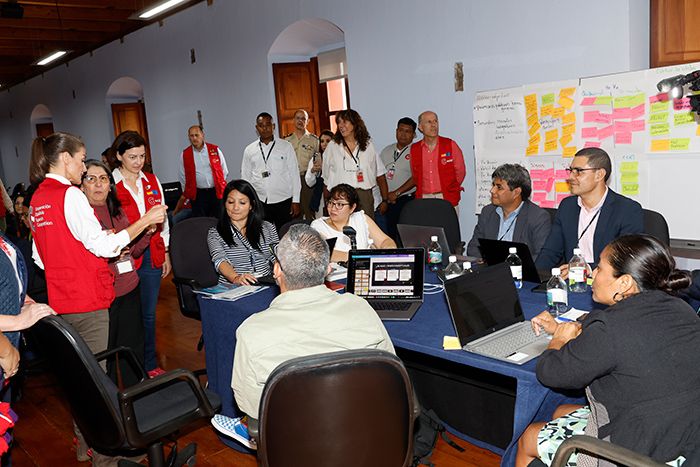 La reina Letizia con la colectividad española que coopera en Guatemala