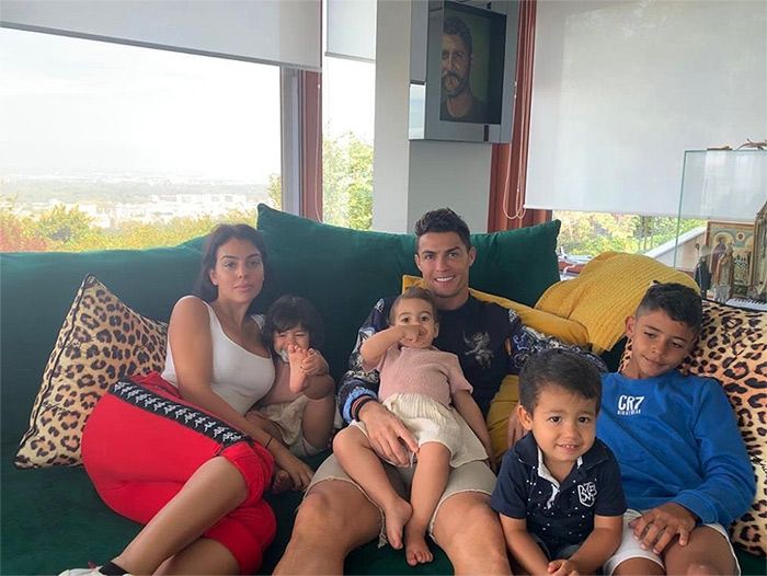 Cristiano Ronaldo y Georgina Rodríguez: una cena con jamón, queso... y una vajilla poco convencional