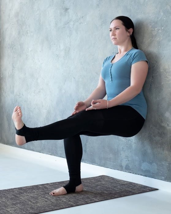 mujer haciendo ejercicio en la pared