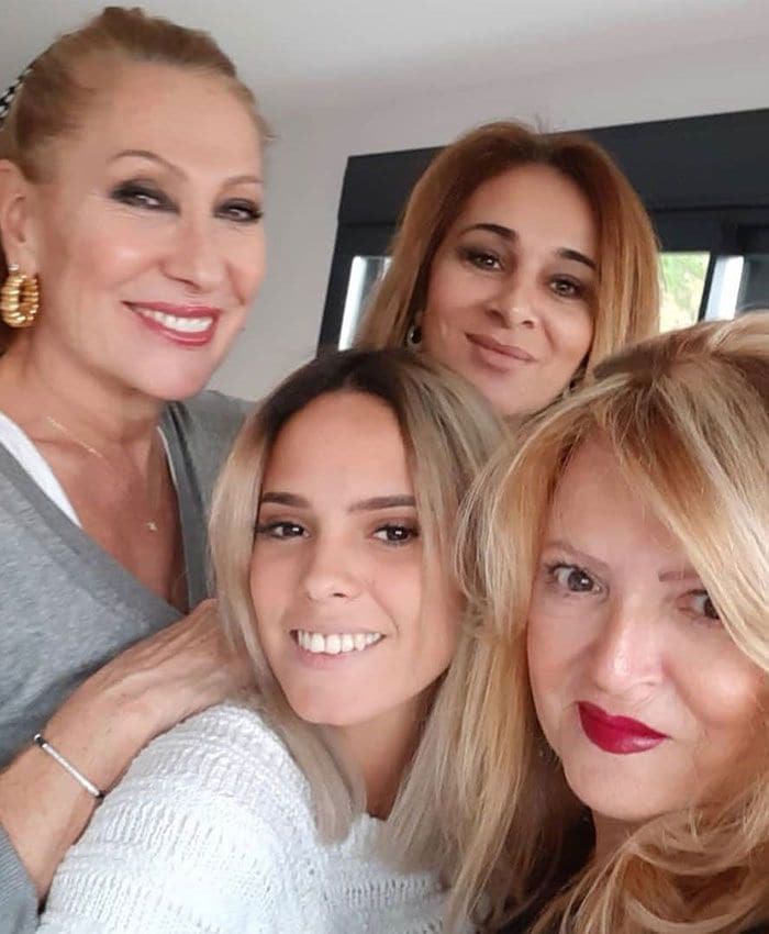 Rosa Benito junto a sus "chicas" 