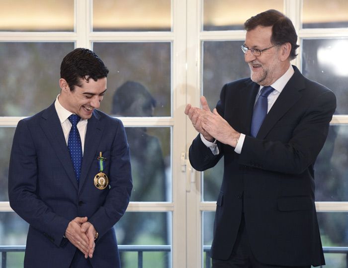 Rajoy explicó que España tiene muchas cosas buenas y, en el ámbito deportivo, son conocidos los éxitos en fútbol, baloncesto o balonmano: "Pero hay otros deportes que necesitan que haya alguien que aparezca ante el conjunto de la opinión pública y, sobre todo ante los niños, que son el futuro del deporte, en quién mirarse".
