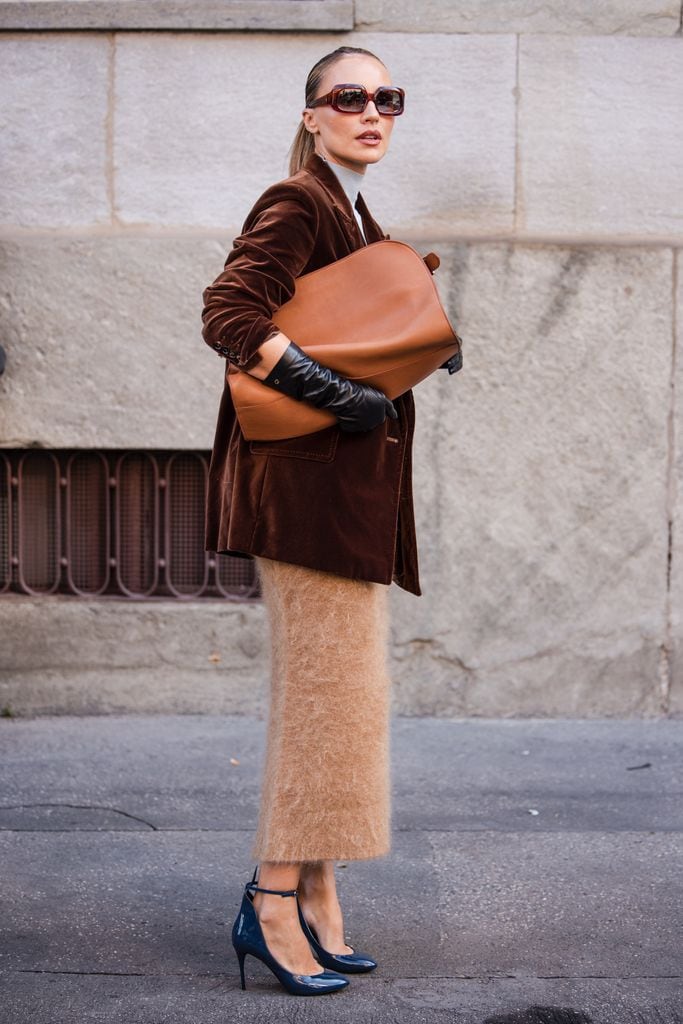 Look con falda camel Milan Fashion Week