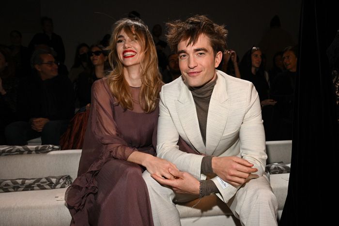 Suki Waterhouse y Robert Pattinson salen desde hace cuatro años