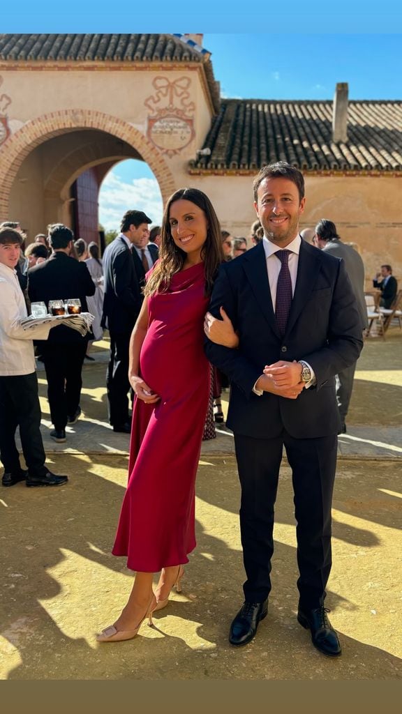 Matías Prats Jr. y Claudia Collado esperan su primer hijo, posando en una boda familiar. 