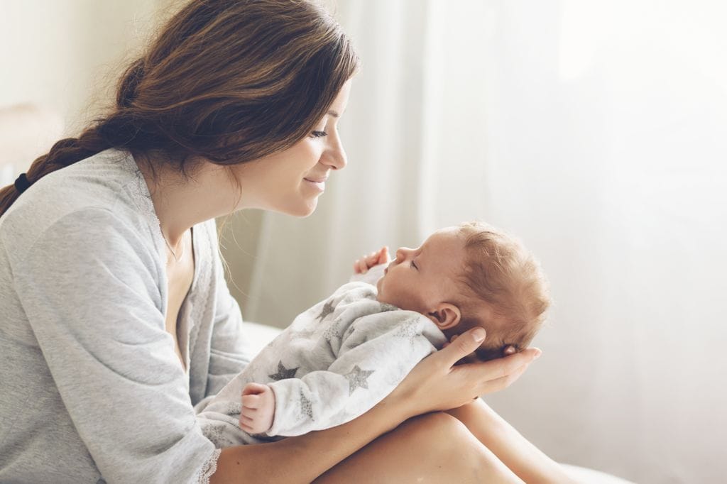 Madre con su bebé en brazos 