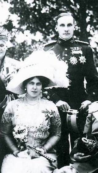 El infante contrajo matrimonio con Beatriz de Sajonia - Coburgo - Gotha en 1909
