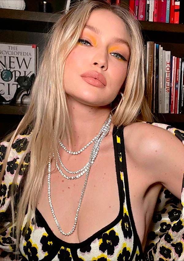 Gigi Hadid con maquillaje de ojos amarillo