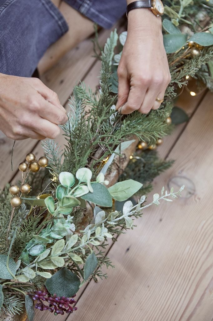 Rama de Navidad con elementos naturales y luces led