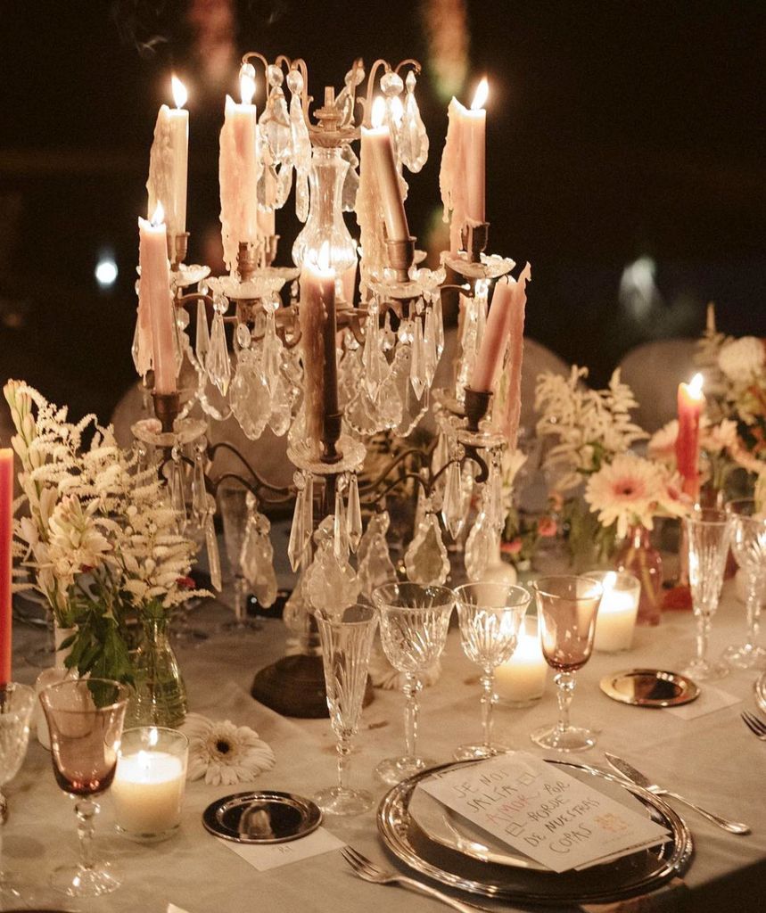 Decoración de boda con candelabros velas a diferentes alturas