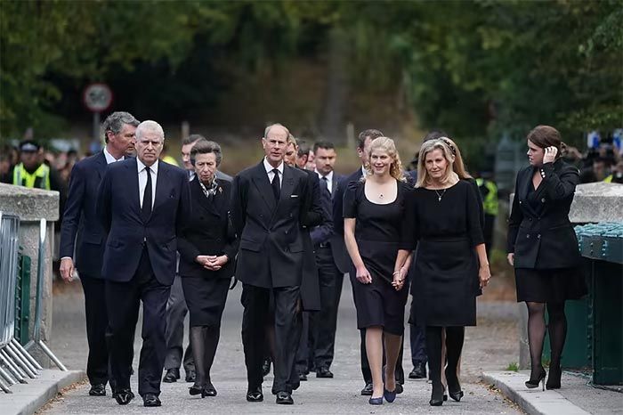 El príncipe Andrés junto a la Familia Real británica en Balmoral