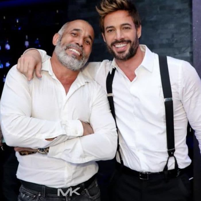 El bonito gesto de William Levy con dos trabajadoras de 'Cafe con aroma de mujer'