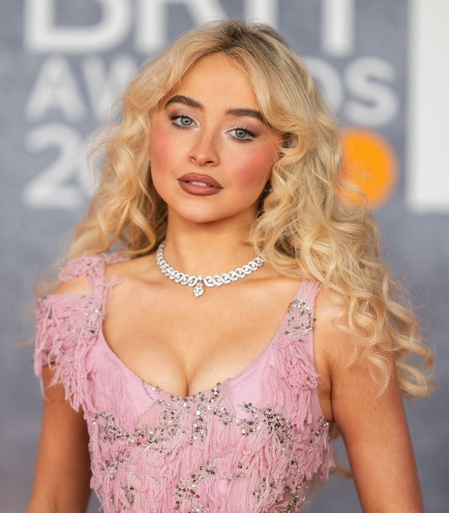 La clave para una melena abundante como la de Sabrina Carpenter radica en un buen cepillado desde el cuero cabelludo