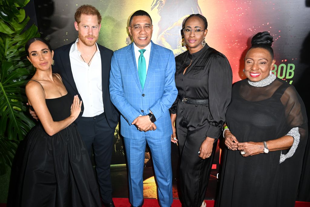 Los duques de Sussex con el Primer Ministro jamaicano, Andrew Holness y su mujer, Juliet Holness, y Olivia Grange, miembro de la Cámara de Representantes