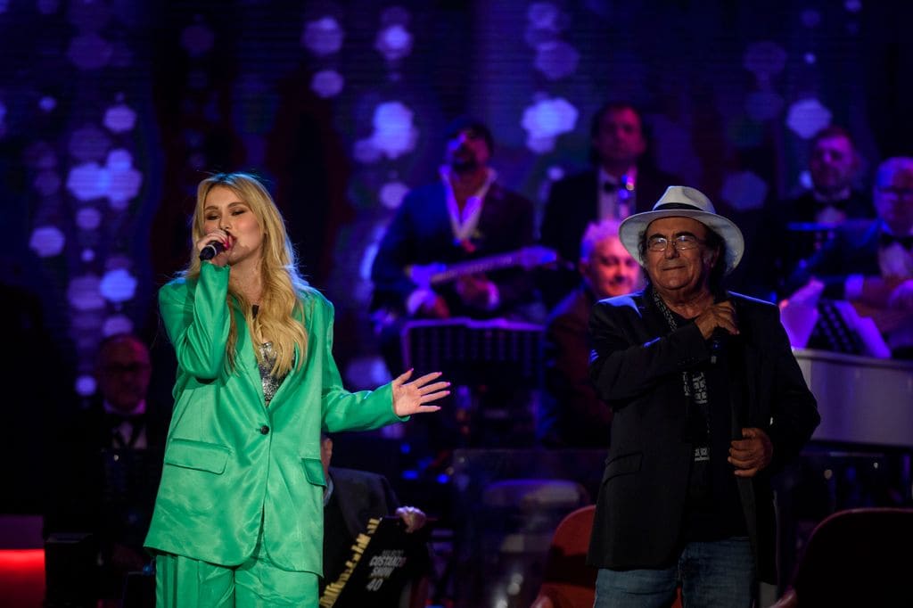 Sobre estas líneas, Jasmine Carrisi y Albano durante una actuación en la que compartieron escenario