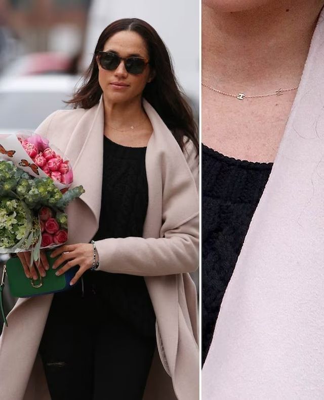 Meghan Markle con cadena con iniciales H y M