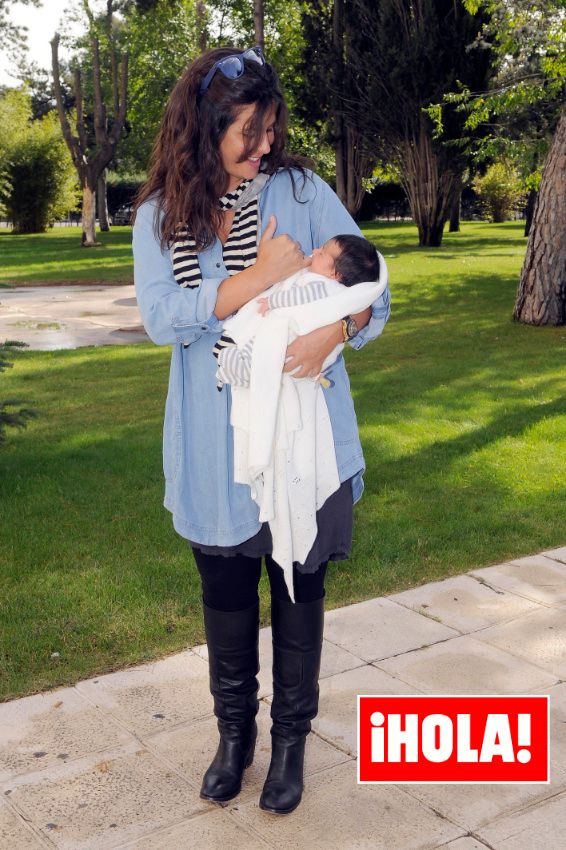 Nuria Roca con su hija Olivia recién nacida