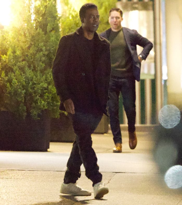 Chris Rock a su llegada a la fiesta de Navidad de Scarlett Johansson