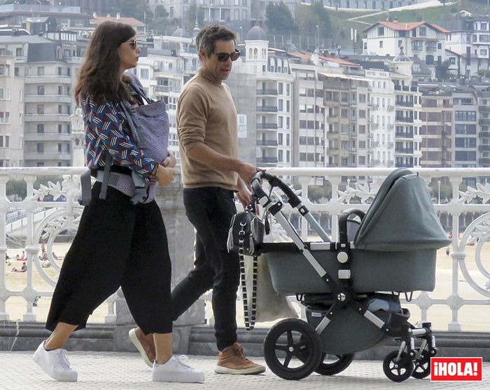 Unax Ugalde, de paseo en familia por San Sebastián