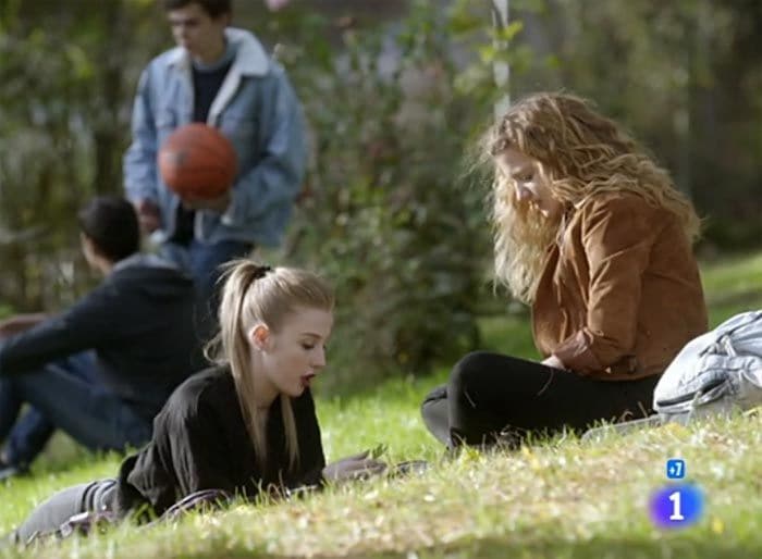 Carlota García y Denisse Peña en una serie