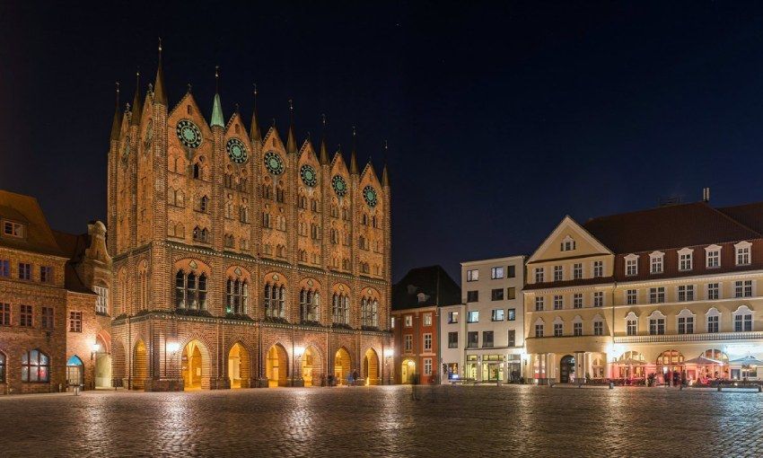 plaza e historico ayuntamiento de la ciudad de stralsund alemania