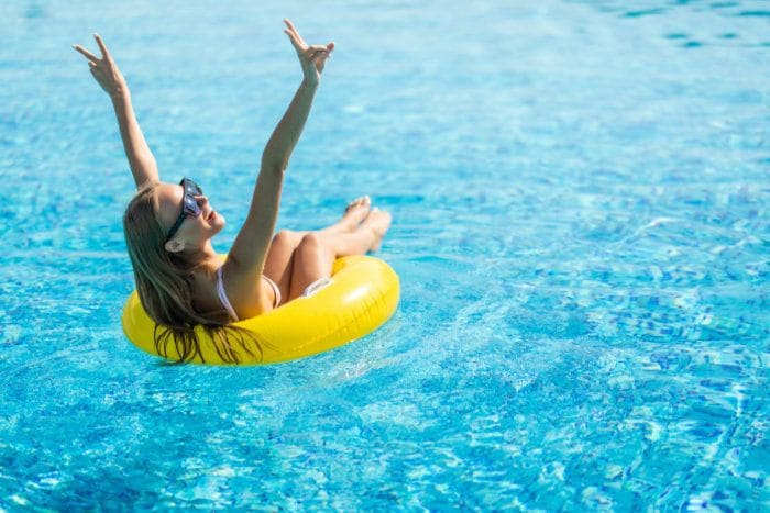 mujer en la piscina