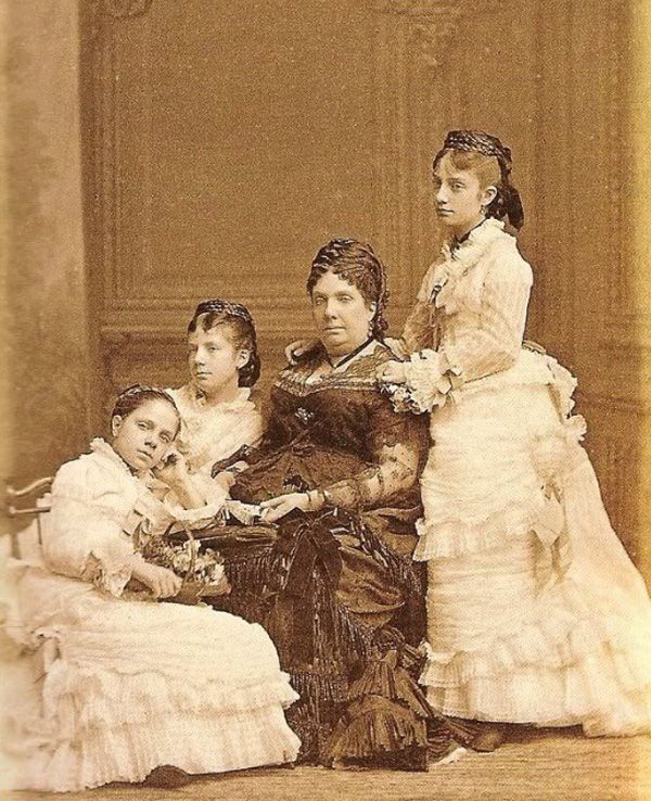 Isabel II con sus hijas Eulalia, Paz y Pilar 