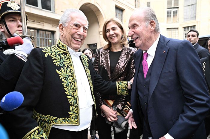 Don Juan Carlos y la infanta Cristina con Vargas Llosa