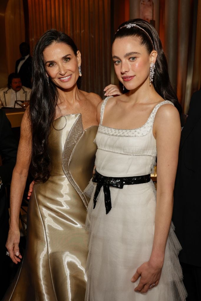 Demi Moore y Margaret Qualley en los Globos de Oro 2025