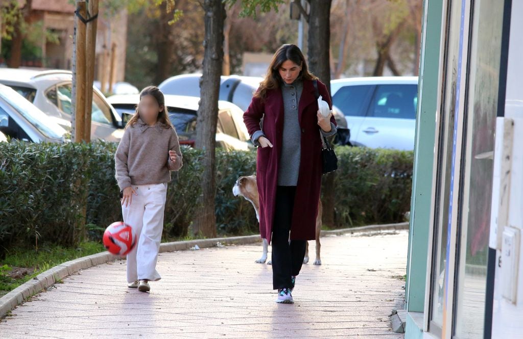 Fran Rivera y Lourdes Montes salen con sus hijos, Carmen y Curro, del domicilio de la madre de ella, Lourdes Parejo, a 6 de enero de 2024, en Sevilla 