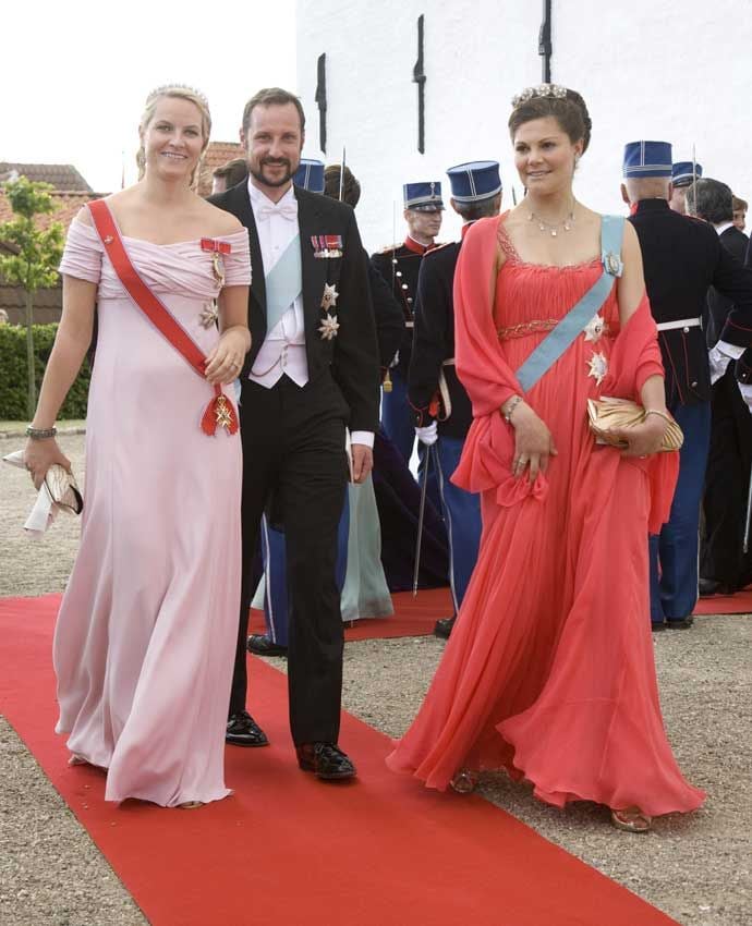 Haakon y Mette- Marit de Noruega y Victoria de Suecia