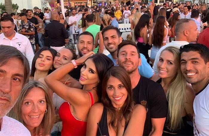 En familia y con amigos: las vacaciones ibicencas de Messi, Cesc Fábregas, Luis Suárez y Jordi Alba