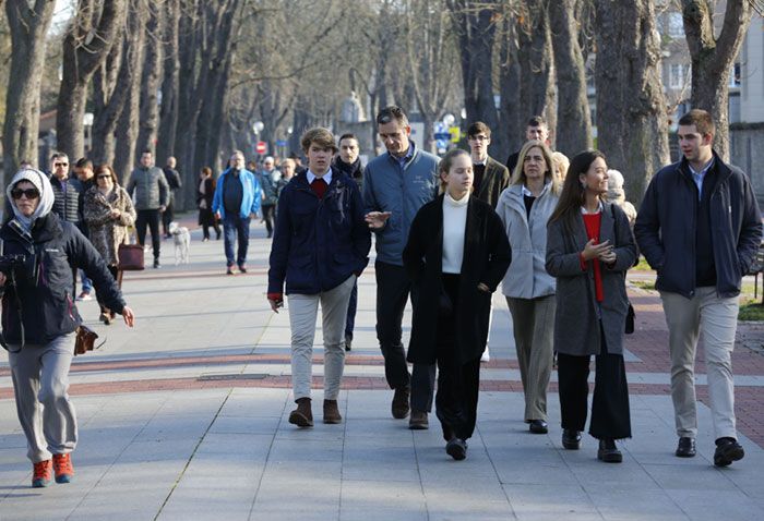 Iñaki Urdangarin, arropado por toda su familia, disfruta de un paseo por Vitoria