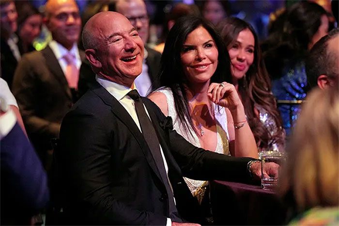 Jeff Bezos con su pareja Lauren Sanchez