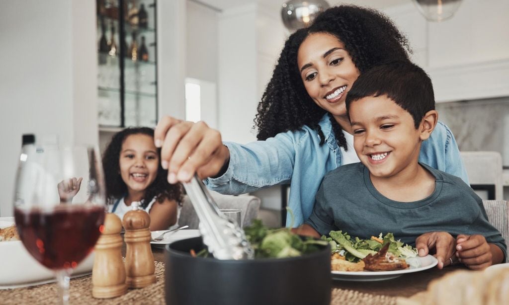 madre e hijos sentado en la mesa para comer comida saludable