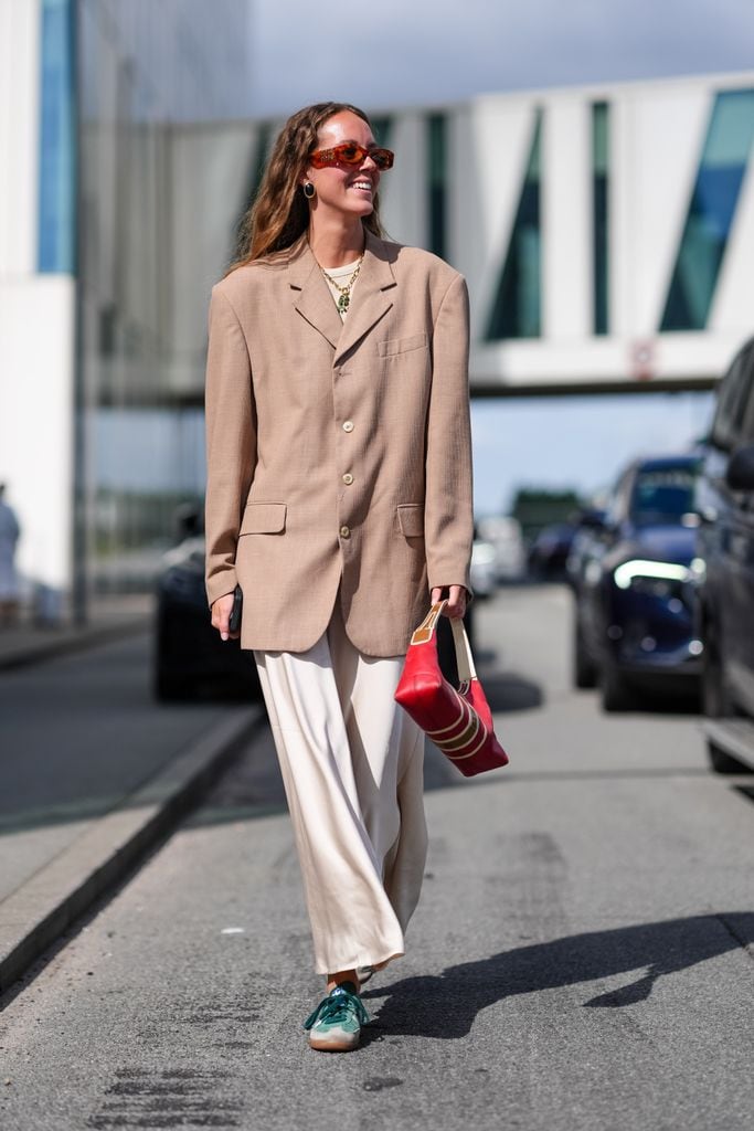 look para ir a trabajar con americana beige y falda midi satinada