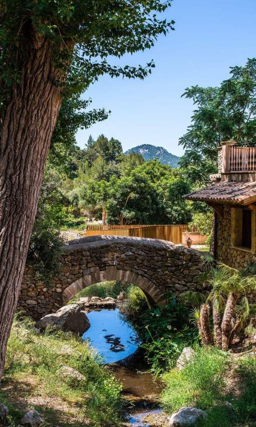 El agua baja de las montañas canalizada por el antiguo ratxó, que da nombre al hotel.