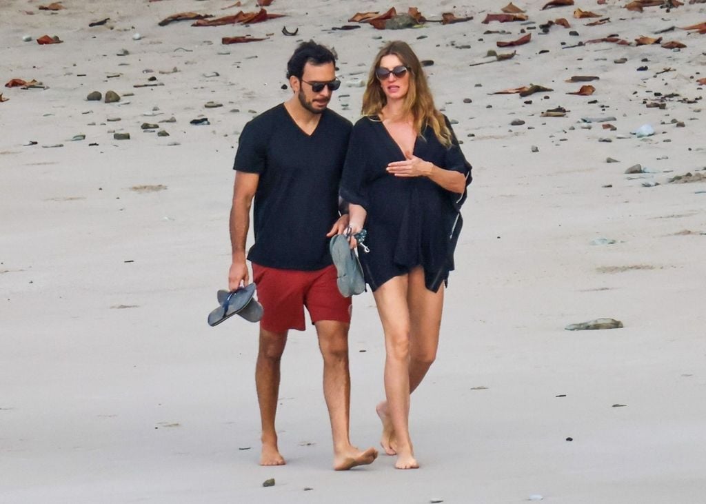 Gisele Bündchen y Joaquim Valente fotografiados en diciembre de 2024, mientras paseaban por la playa de Costa Rica, acompañados por su fiel perro.