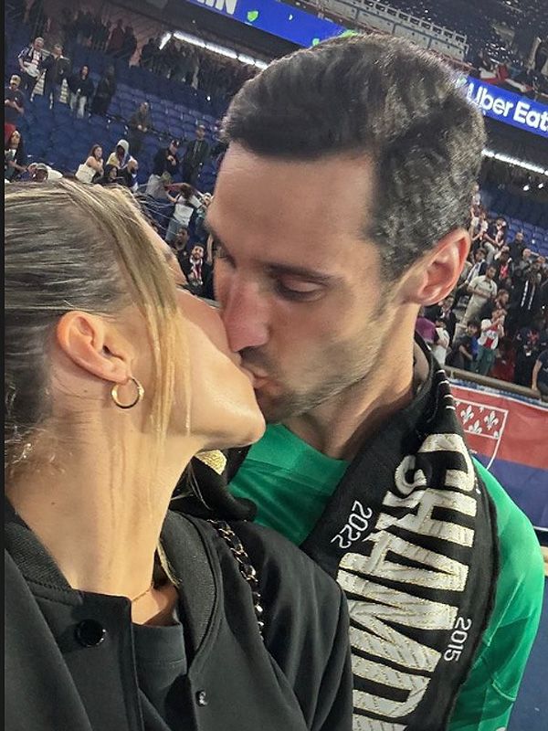 Sergio Rico y Alba dándose un beso 