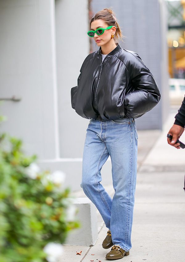 Hailey Bieber con cazadora acolchada de plumas