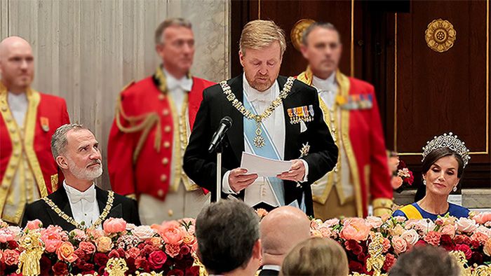 El rey Guillermo delante de Felipe VI y doña Letizia