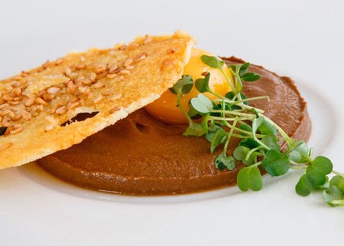 Asadurilla de cordero, gazpacho manchego y mole poblano, uno de los platos estrella del menú 'Desde las entrañas' que Francis Paniego ofrece en 'El Portal del Echaurren'.
