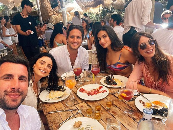 Imagen de Diego Boneta y Renata Notni en un restaurante de Ibiza 