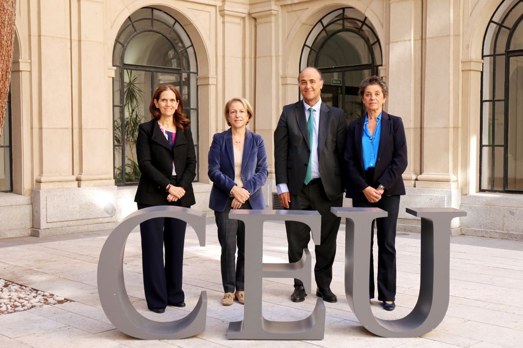 La vicepresidente de la Fundación Investigational Therapeutics in Oncological Sciences de la Fundación INTHEOS, Mercedes Sánchez-Pérez; la rectora de la Universidad CEU San Pablo, Rosa Visiedo; el profesor de la CEU USP y codirector de la cátedra Emiliano Calvo; la gerente de la Universidad, Carmen García de Elías