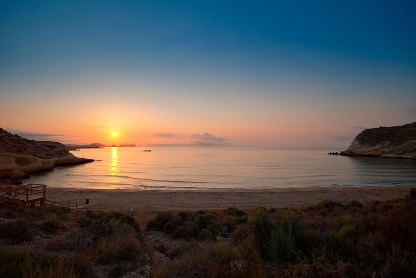 Amanecer en la playa de Águilas, Murcia