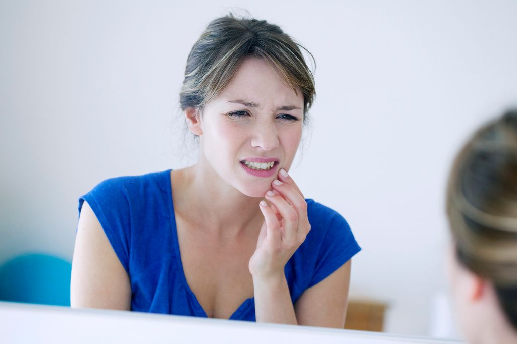 mujer con dolor en la boca