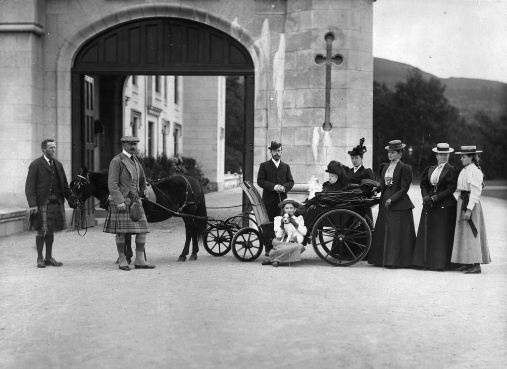 La reina Victoria en en el castillo de Balmoral en 1846