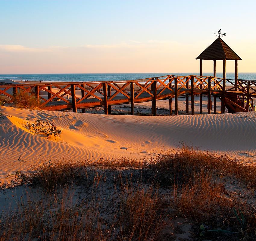 Puesta de sol en la playa de Cortadura en Cádiz