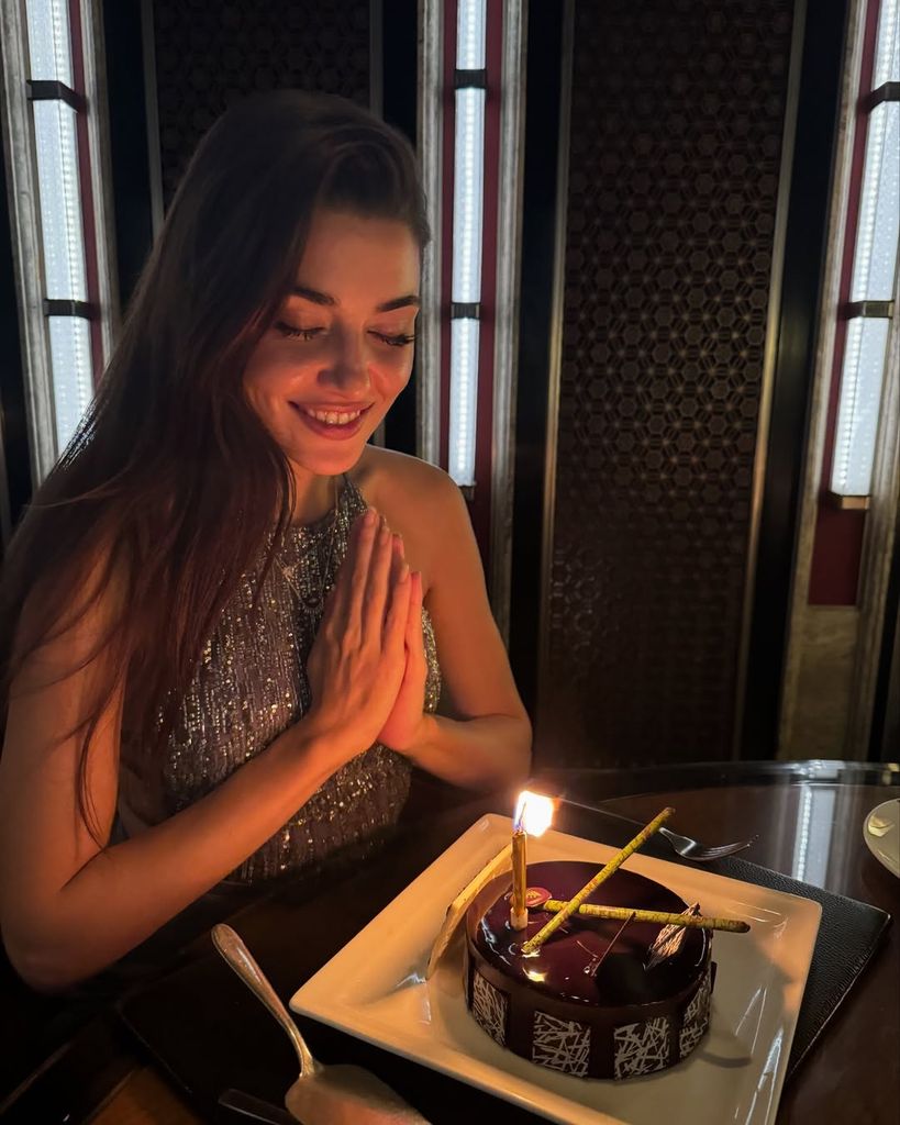 Hande Erçel ha soplado la vela de su tarta de cumpleaños