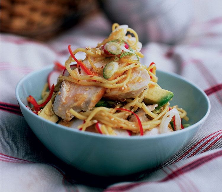 Ensalada de pasta con pavo y aguacate